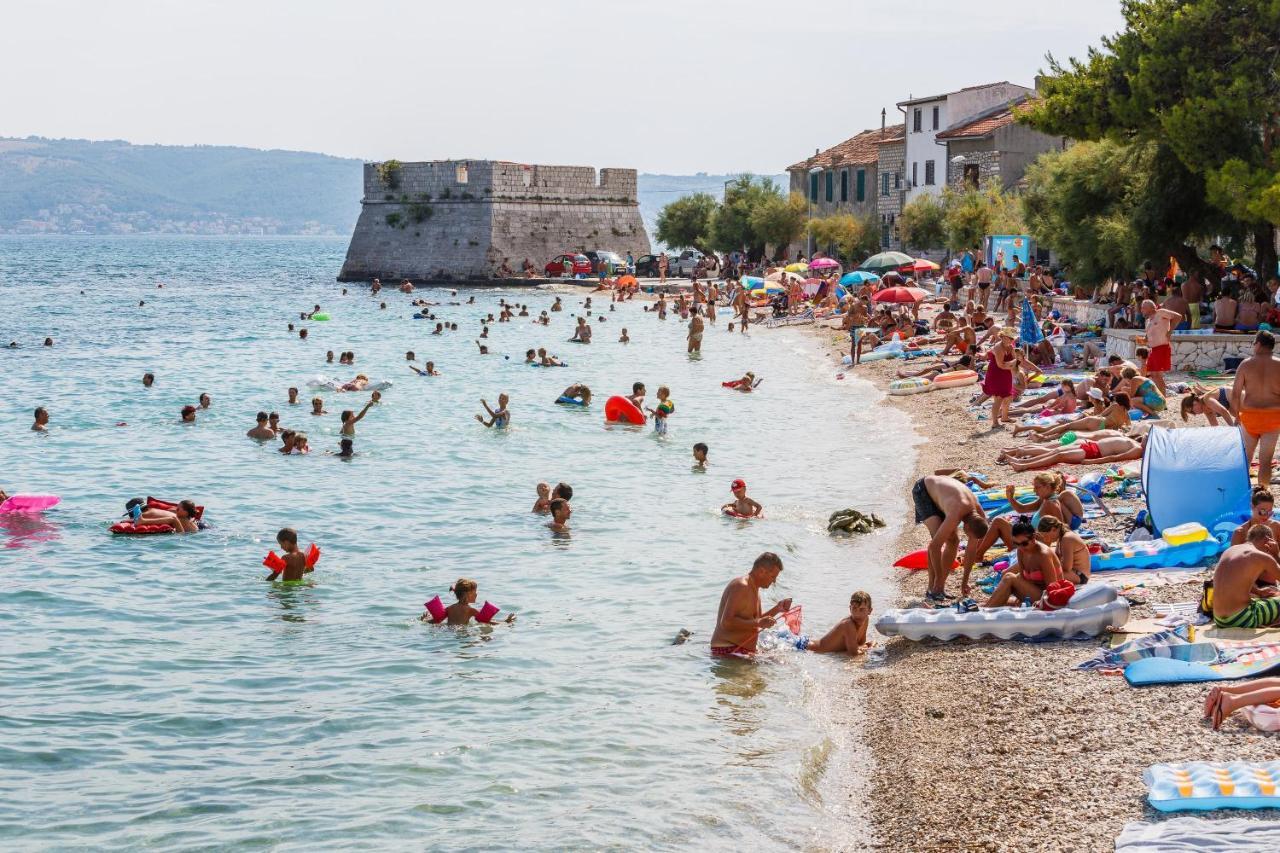 Apartments With A Parking Space Kastel Stafilic, Kastela - 5219 المظهر الخارجي الصورة