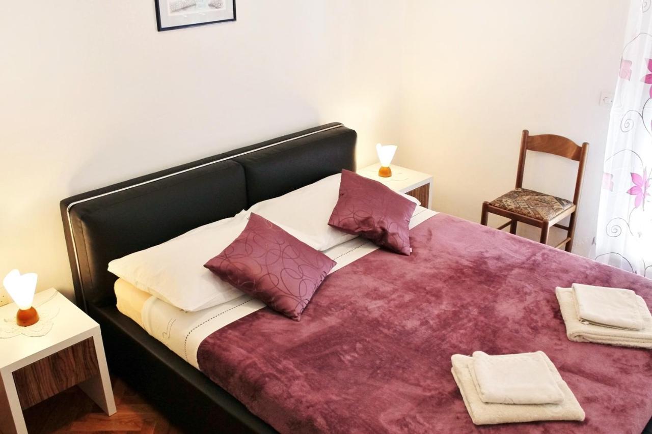 Apartments With A Parking Space Kastel Stafilic, Kastela - 5219 المظهر الخارجي الصورة