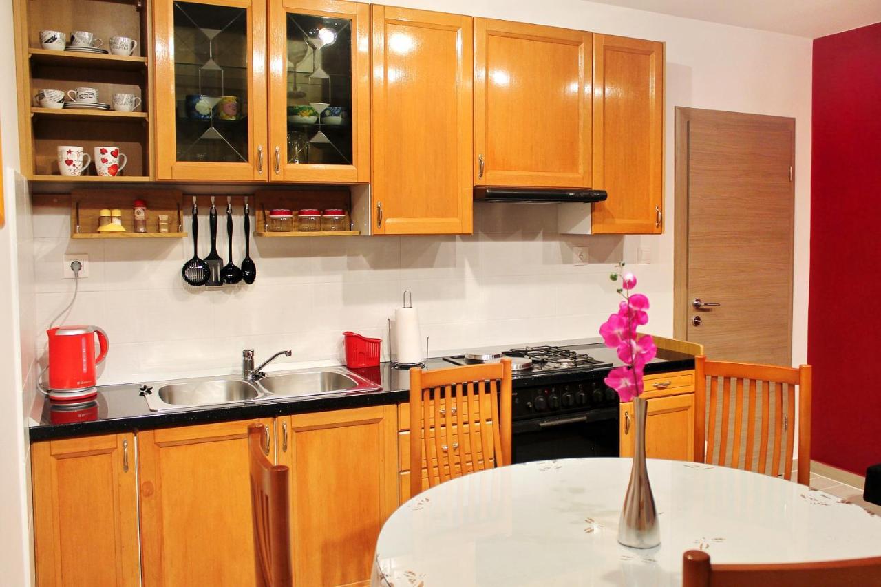 Apartments With A Parking Space Kastel Stafilic, Kastela - 5219 المظهر الخارجي الصورة