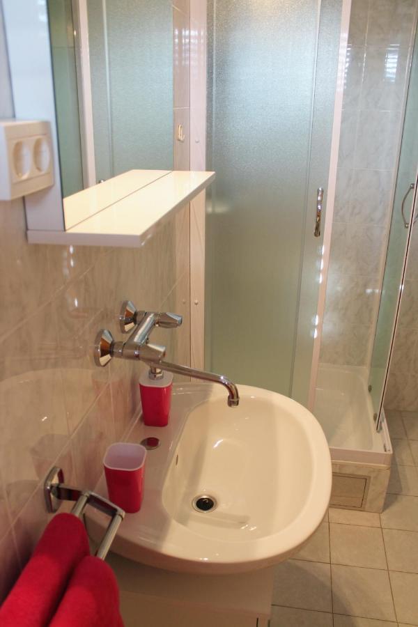 Apartments With A Parking Space Kastel Stafilic, Kastela - 5219 المظهر الخارجي الصورة