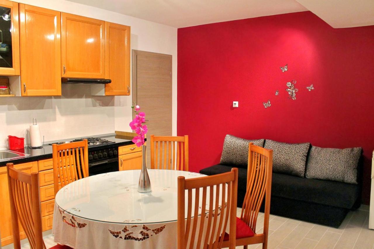 Apartments With A Parking Space Kastel Stafilic, Kastela - 5219 المظهر الخارجي الصورة