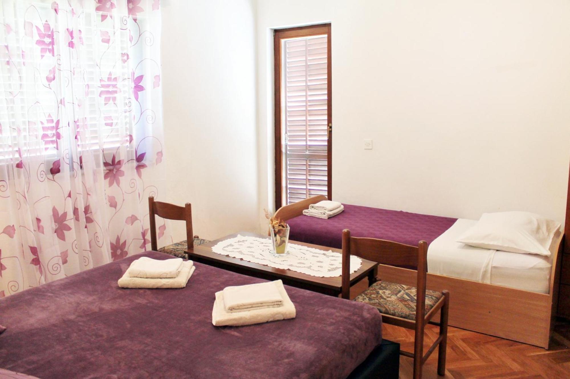 Apartments With A Parking Space Kastel Stafilic, Kastela - 5219 الغرفة الصورة