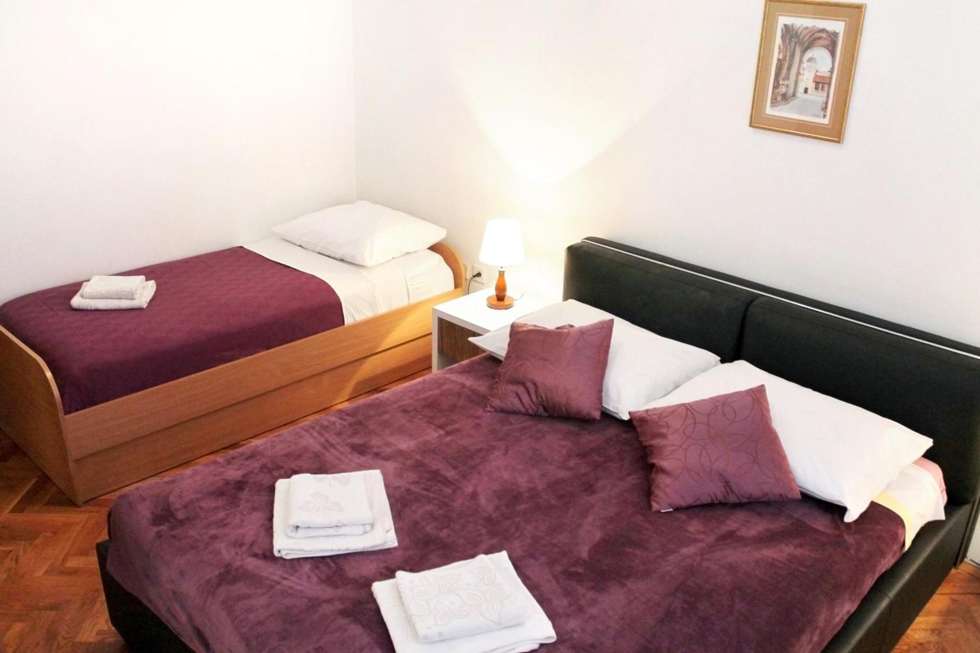 Apartments With A Parking Space Kastel Stafilic, Kastela - 5219 الغرفة الصورة
